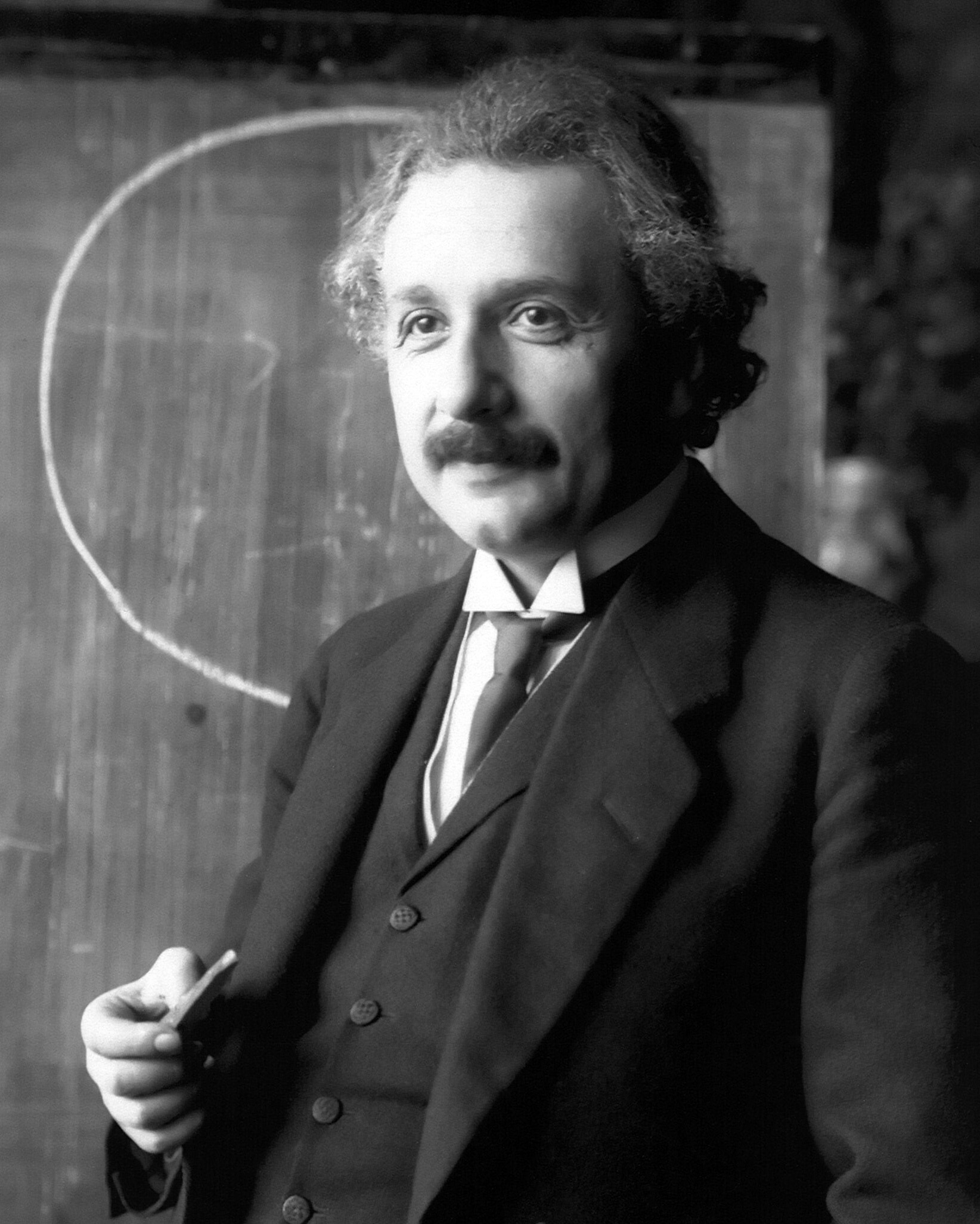 Albert Einstein devant un tableau de conférence à Vienne, en 1921
