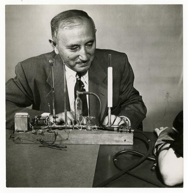 Дэвид Векслер conducting тестирование demonstration в 1955